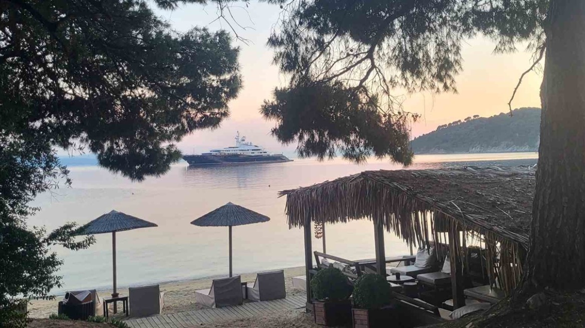 O σεΐχης του Κατάρ Tζασίμ Αλ Θάνι έφθασε και φέτος στη Σκιάθο με την πολυτελή θαλαμηγό «Al Mirqab»