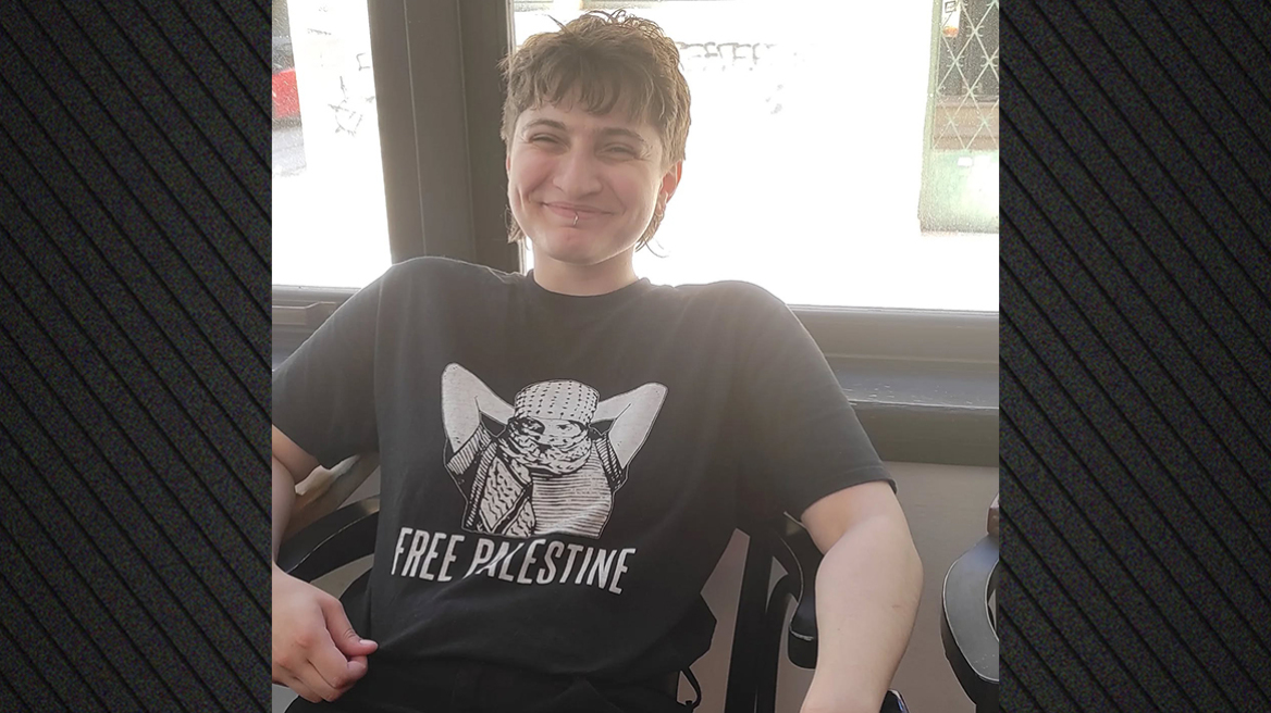 Κρήτη: Ισραηλινοί τουρίστες ζήτησαν από σερβιτόρα να αλλάξει μπλούζα που έγραφε «Ελευθερία στην Παλαιστίνη» για να της δώσουν φιλοδώρημα