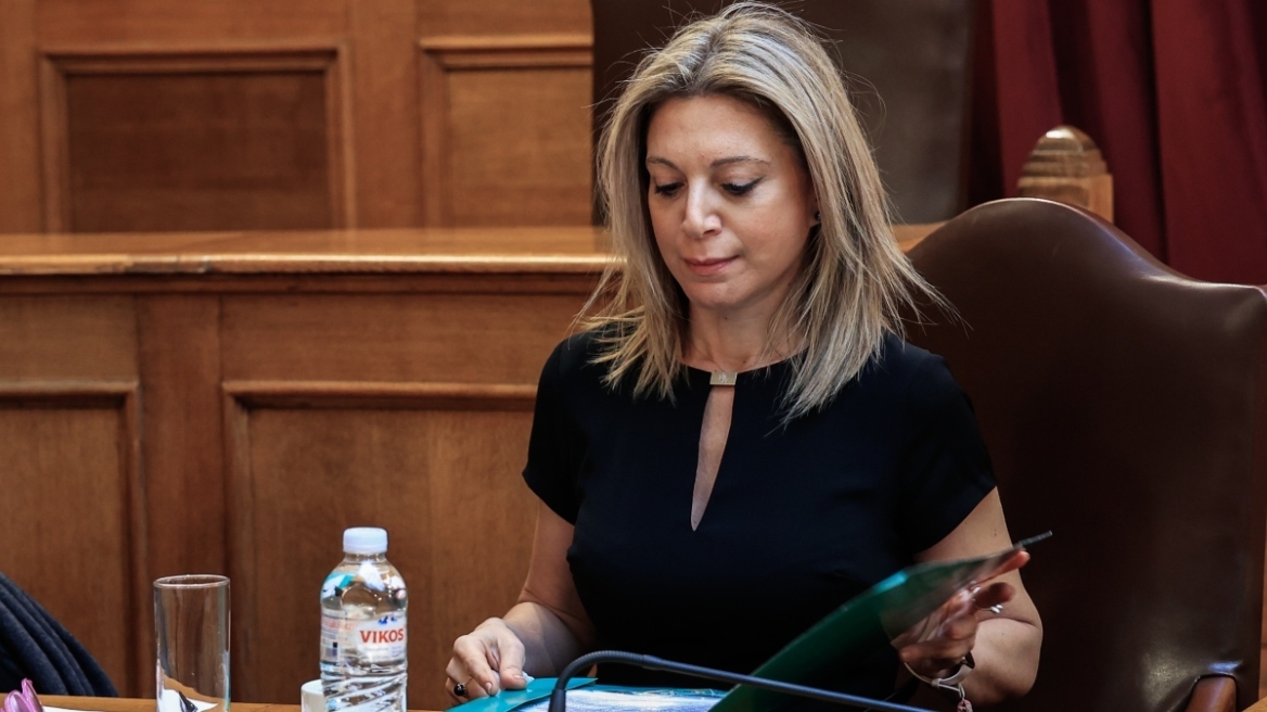 Προανακριτική για εσχάτη προδοσία από τον Μητσοτάκη ως τον Σπίρτζη ζητά η Καρυστιανού