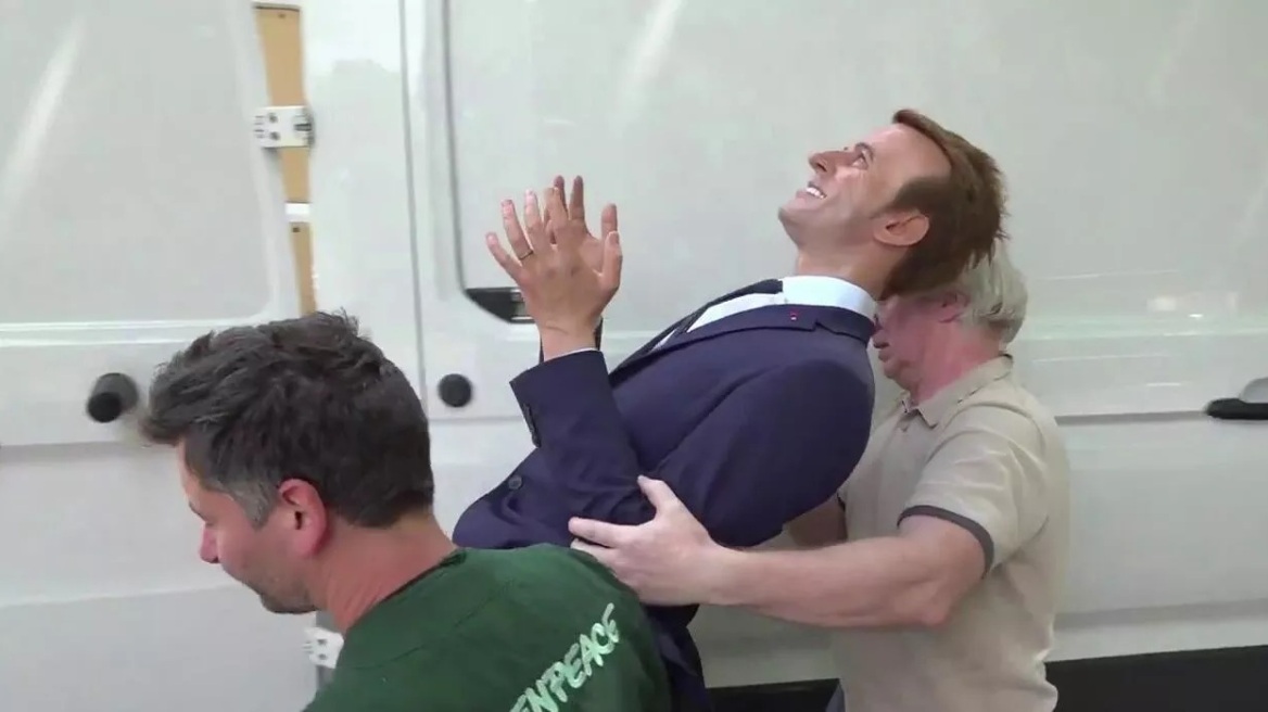 Γαλλία: Οι ακτιβιστές επέστρεψαν το κέρινο ομοίωμα του Εμανουέλ Μακρόν που είχαν κλέψει από μουσείο στο Παρίσι