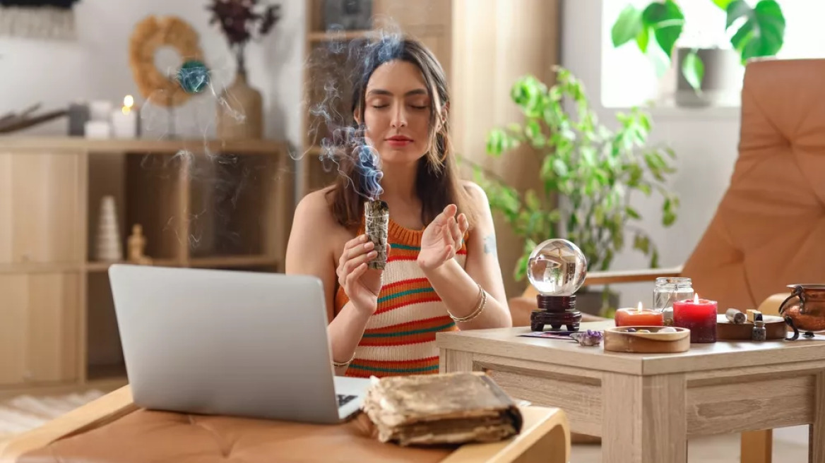 Στροφή της GenZ σε αποκρυφισμό, άστρα και ταρώ – Πόσοι Έλληνες πιστεύουν σε ξόρκια, μαντεία και μαγεία
