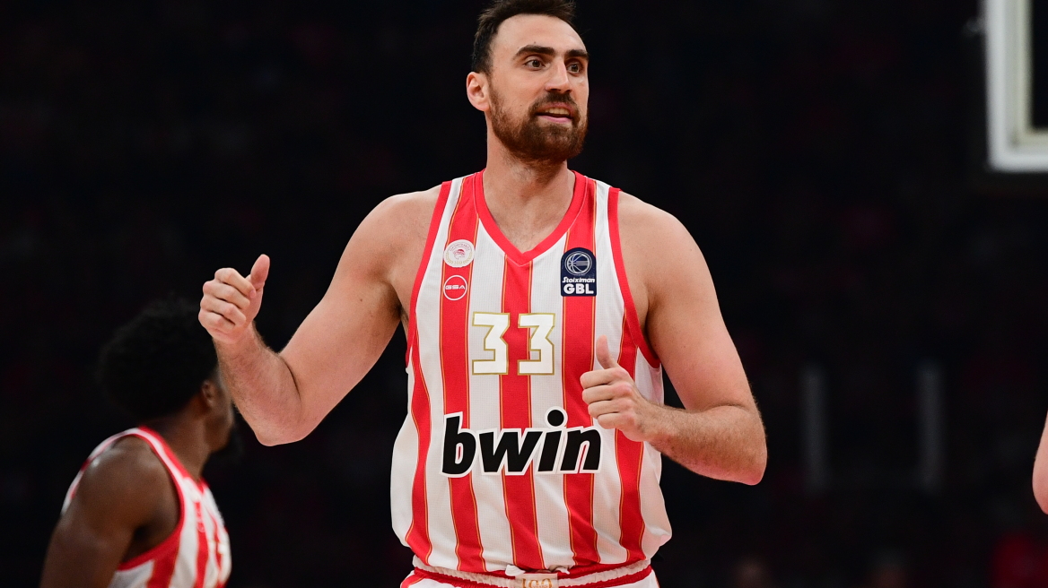 Νίκολα Μιλουτίνοφ: Η Αρμάνι Μιλάνο καραδοκεί για τον Σέρβο σέντερ, εάν αποχωρήσει από τον Ολυμπιακό 