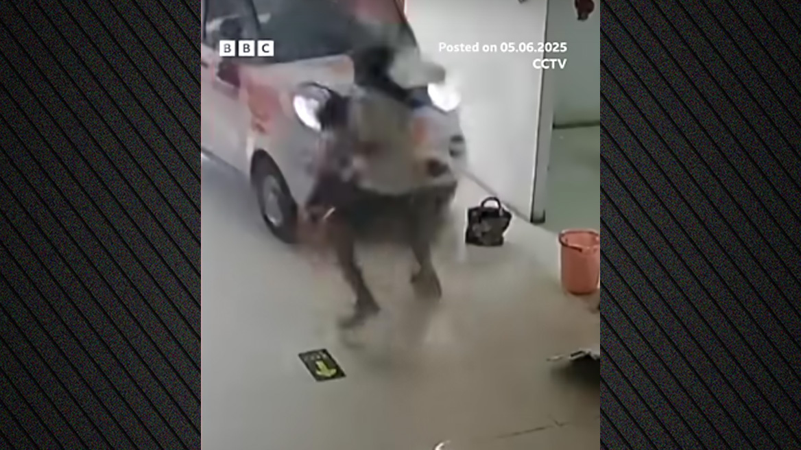 Όχημα «μπούκαρε» σε εστιατόριο στην Κίνα - 11χρονη έσωσε την αδερφή της την τελευταία στιγμή, δείτε βίντεο
