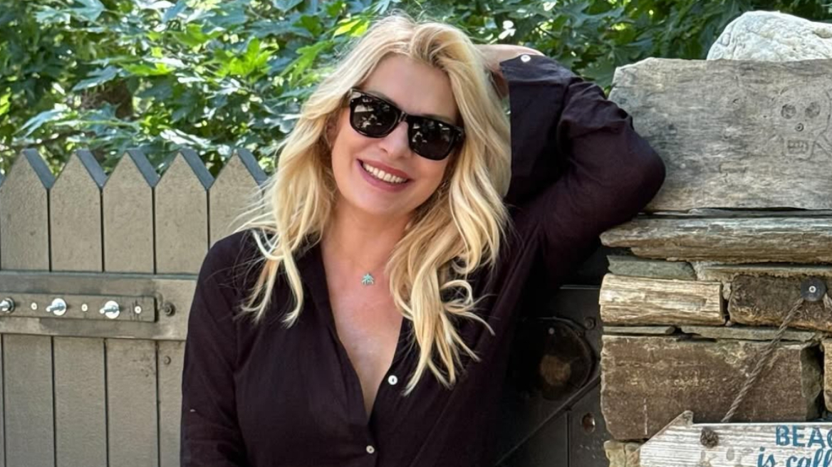 Ο Άγγελος Λάτσιος φωτογραφίζει την Ελένη Μενεγάκη στην Άνδρο