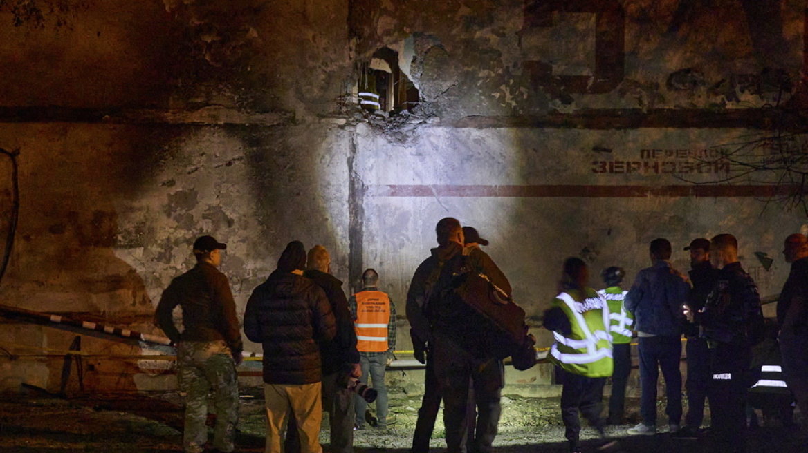 Οικογενειακή τραγωδία για Ουκρανό πυροσβέστη: Βρήκε νεκρούς τη γυναίκα, την κόρη και τον εγγονό του μετά από ρωσικό πλήγμα