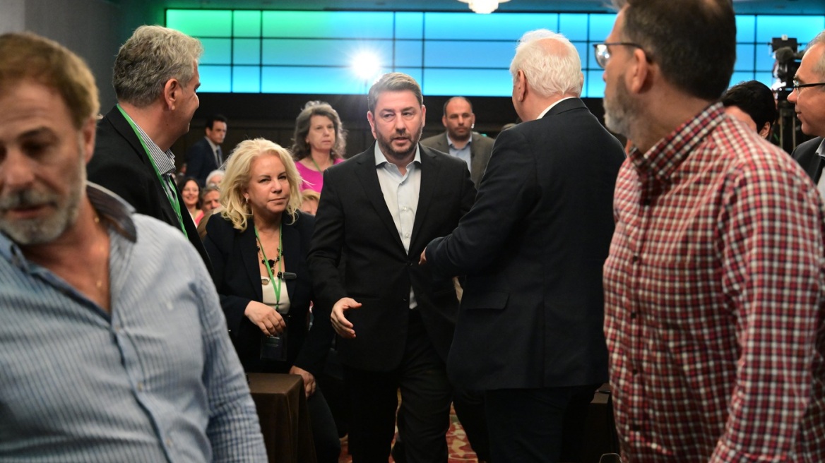 ΠΑΣΟΚ: Με πατημένο το... φρένο στις δημοσκοπήσεις - Ανησυχία στελεχών για τον Σεπτέμβριο