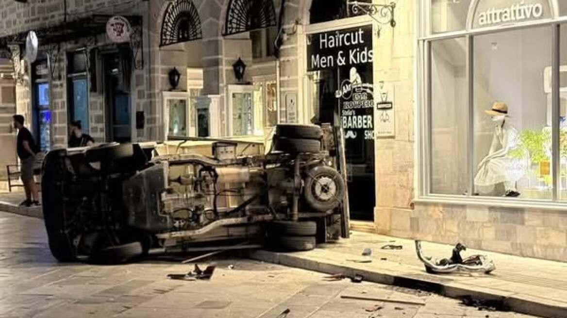 Τροχαίο στη Σύρο: Συγκρούστηκαν δύο αυτοκίνητα, το ένα ντεραπάρισε