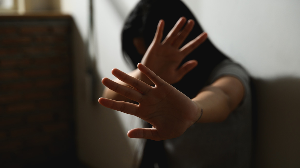 Τα έσπασε στο μαγαζί της πρώην του και μετά την μήνυσε για ενδοοικογενειακή βία – Καταδικάστηκε άνδρας στη Θεσσαλονίκη