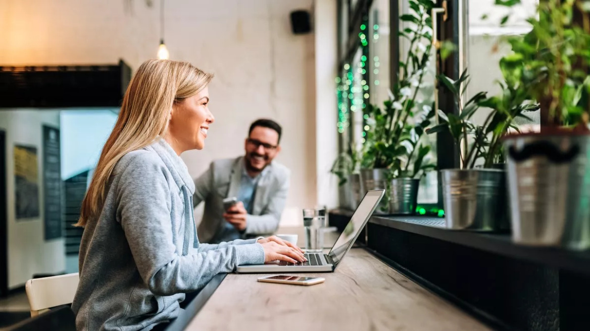 Η δύναμη των μικρών χειρονομιών: Πώς ένα χαμόγελο ή μια καλή κουβέντα μπορεί να κάνει τη διαφορά στις σχέσεις μας
