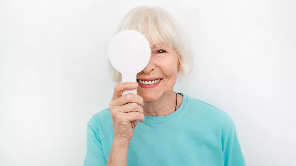 Δεν υπολογίσατε σωστά την απόσταση και παραπατήσατε; Για ποια νόσο προειδοποιούν οι ανεπαίσθητες αλλαγές στην όραση
