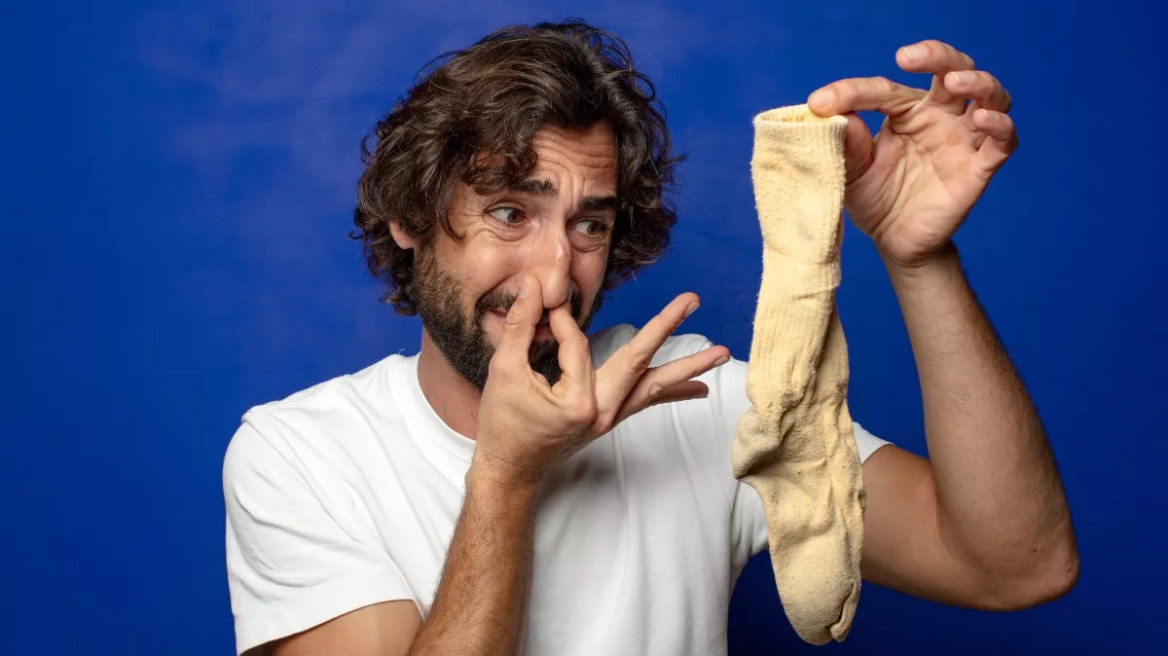 Απίστευτο: Μύριζε τις βρώμικες κάλτσες του και κατέληξε στο νοσοκομείο με αναπνευστική λοίμωξη
