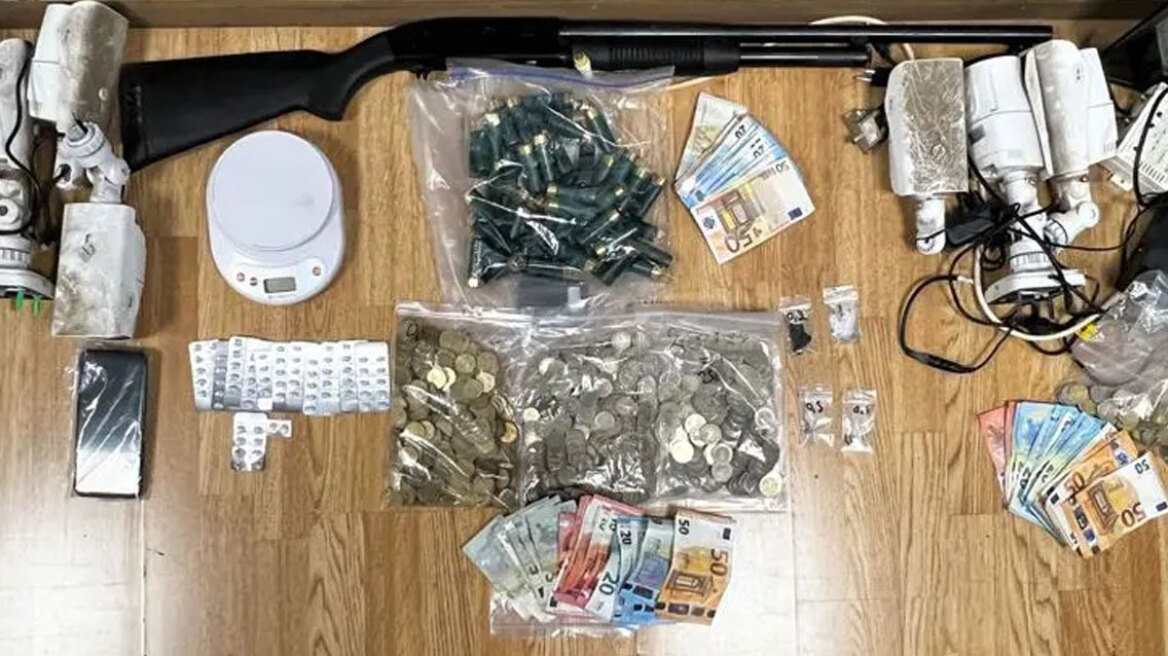 Μεγάλη επιχείρηση της ΕΛΑΣ για ναρκωτικά στις Αχαρνές - Χειροπέδες σε έξι άτομα, τους «τσάκωσαν» μέσα σε σπίτι