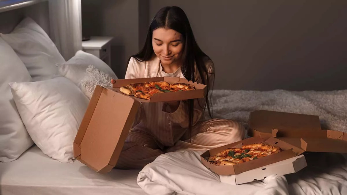 Καούρες: Τι να μην φάτε λίγο πριν πέσετε για ύπνο – Ποια τρόφιμα και ροφήματα να προτιμήσετε
