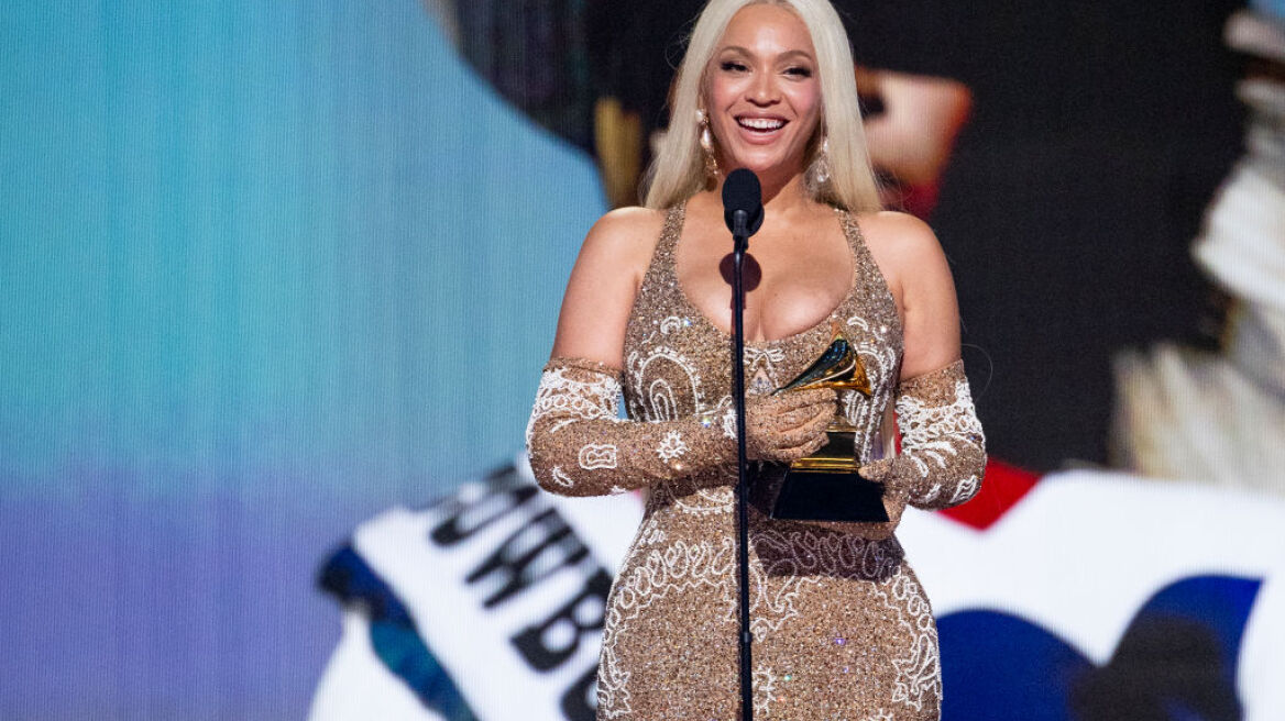 Το στιλιστικό ατύχημα της Beyoncé πάνω στη σκηνή και ο γρήγορος τρόπος με τον οποίο το διόρθωσε (βίντεο)
