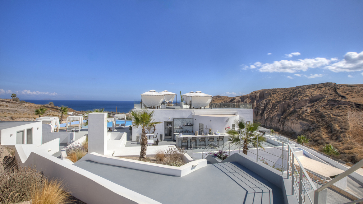 Το πεντάστερο resort της Σαντορίνης που μεταμορφώνει το νησί σε μία διαφορετική, ακαταμάχητη εμπειρία