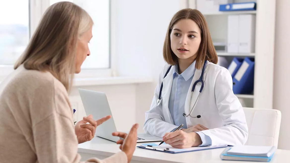 Καρκίνος ωοθηκών: 4 συμπτώματα που μπορεί να παραπλανήσουν ασθενείς και γιατρούς