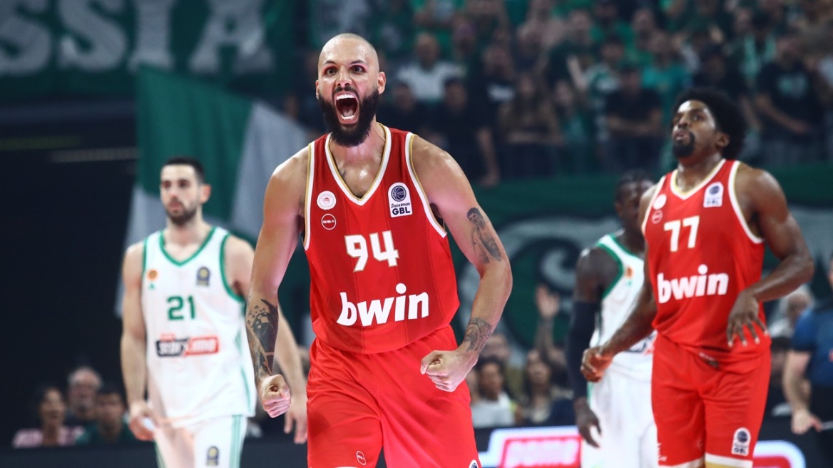 Η ανάρτηση του Φουρνιέ με σπόντα για τον Αταμάν: «Θα βρω fake Έλληνες ή αληθινούς;»