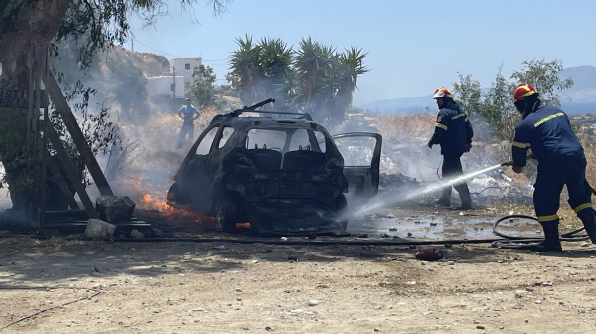 Φωτιά σε αυτοκίνητο που ήταν εν κινήσει στη Νάξο - Δείτε βίντεο