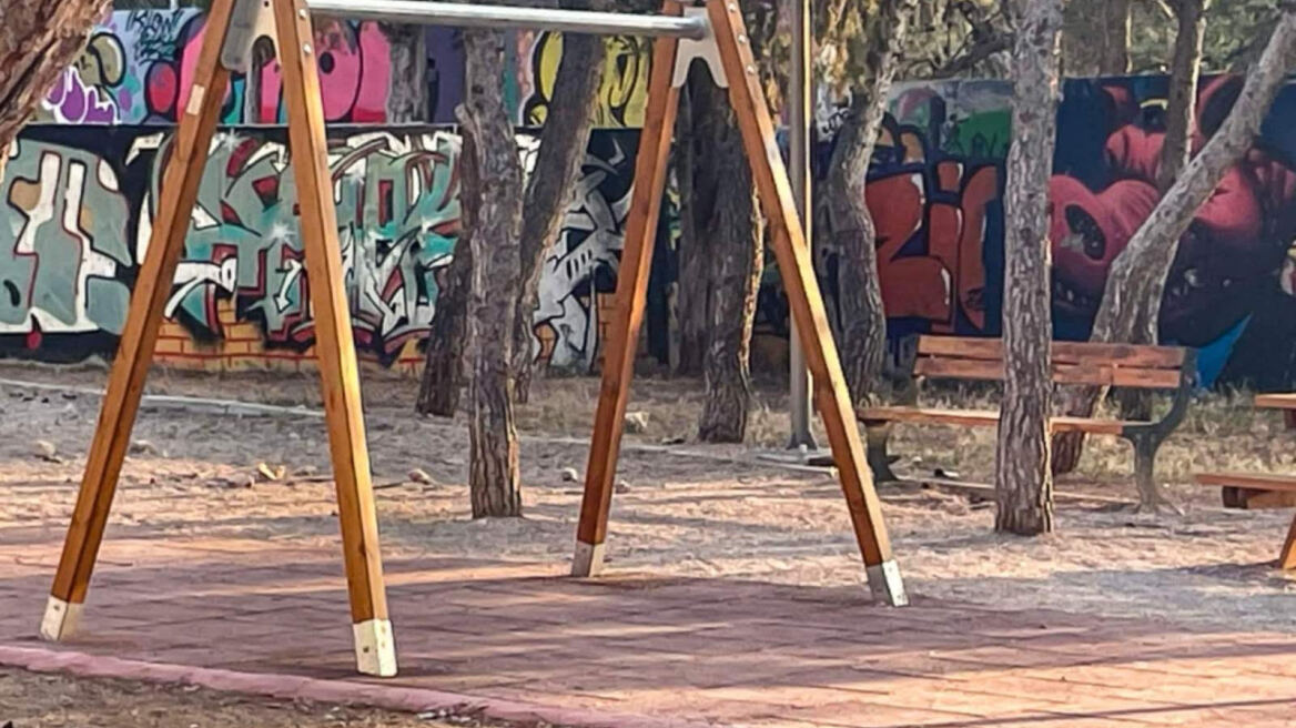 «Έγδυσαν» παιδική χαρά στη Νίκαια – Έκλεψαν ακόμα και τις αλυσίδες από τις κούνιες, δείτε φωτογραφίες