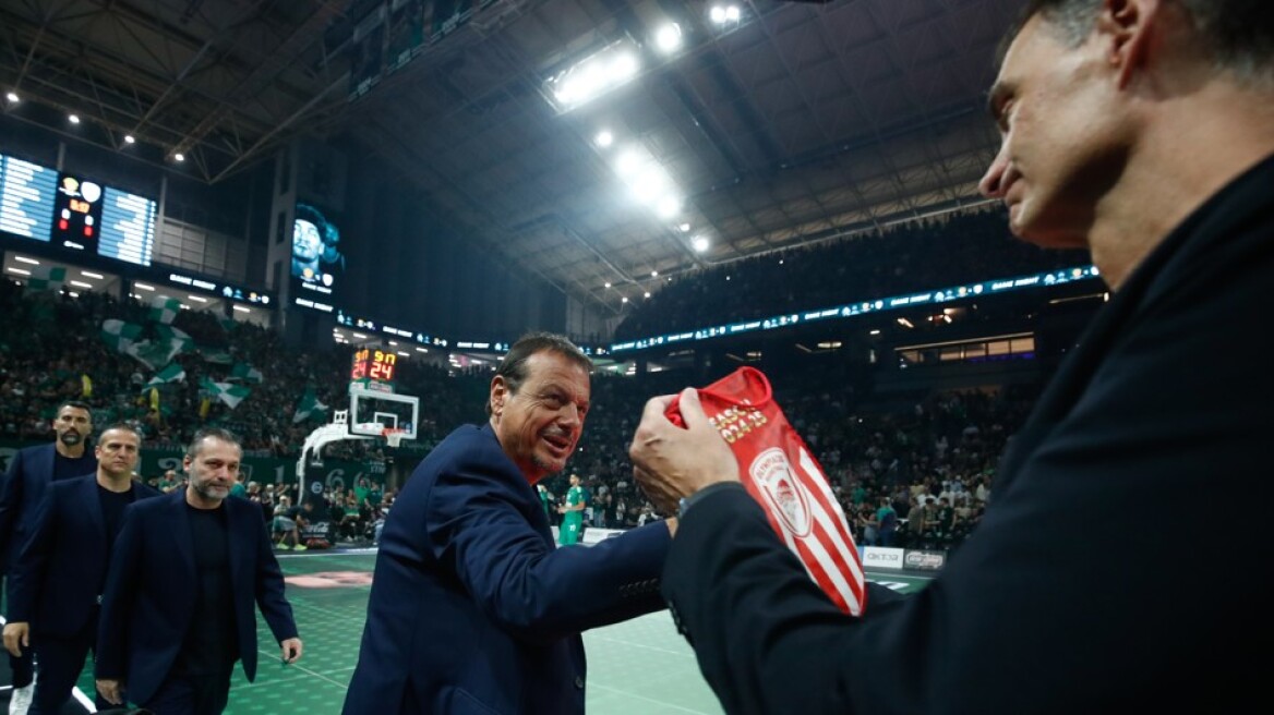 Ο Αταμάν δεν πήρε το λάβαρο του Ολυμπιακού από τα χέρια του Μπαρτζώκα - Δείτε βίντεο