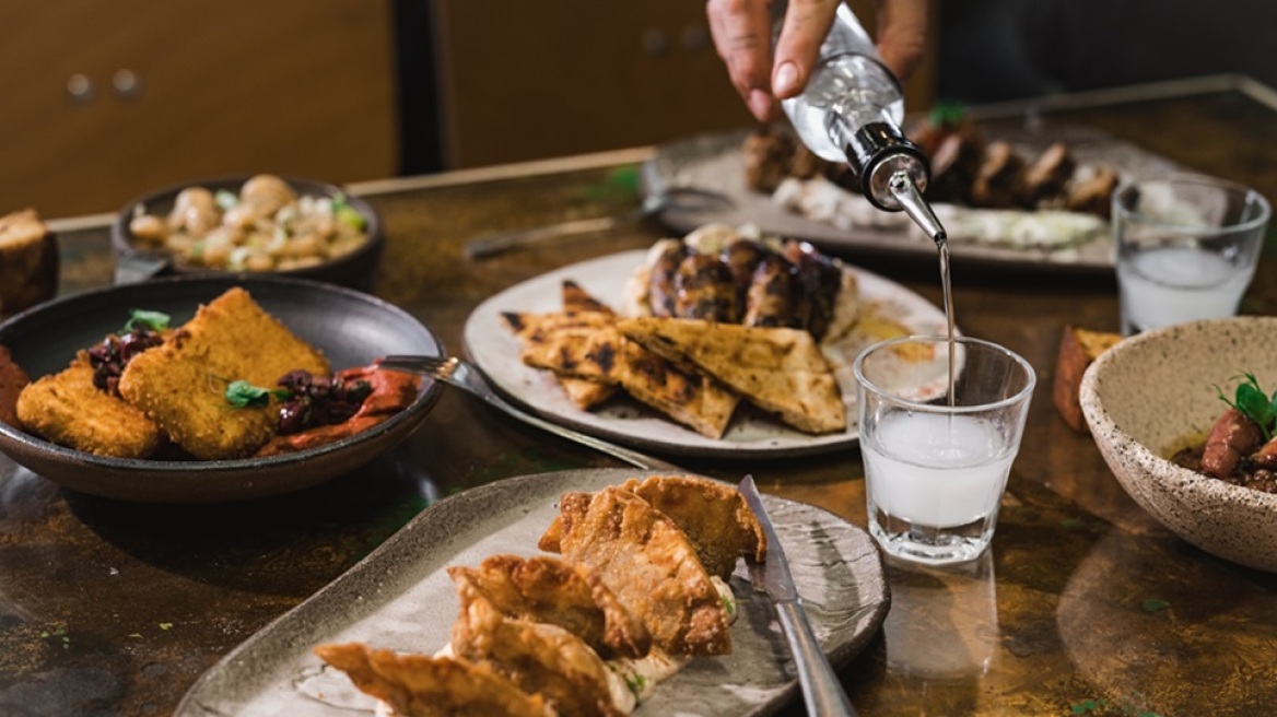 8 τσιπουράδικα στον Βόλο που συνδυάζουν παραδοσιακές και σύγχρονες γεύσεις