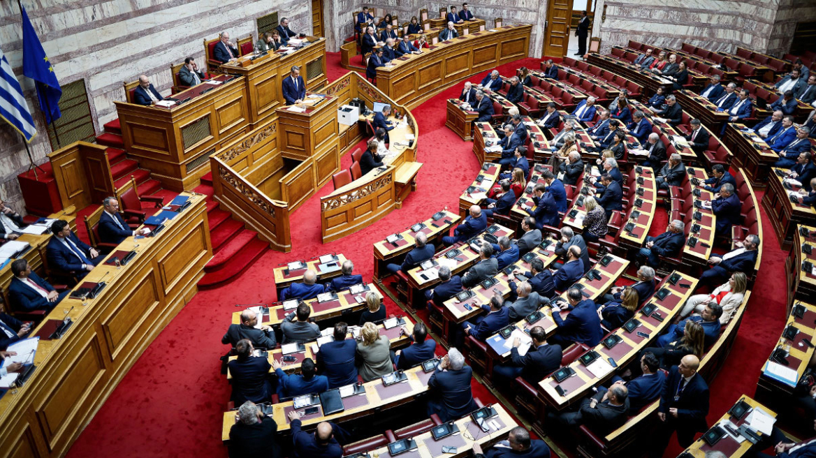 Πυρά της κυβέρνησης στην ετερόκλητη συμμαχία της Προανακριτικής για «εσχάτη προδοσία»