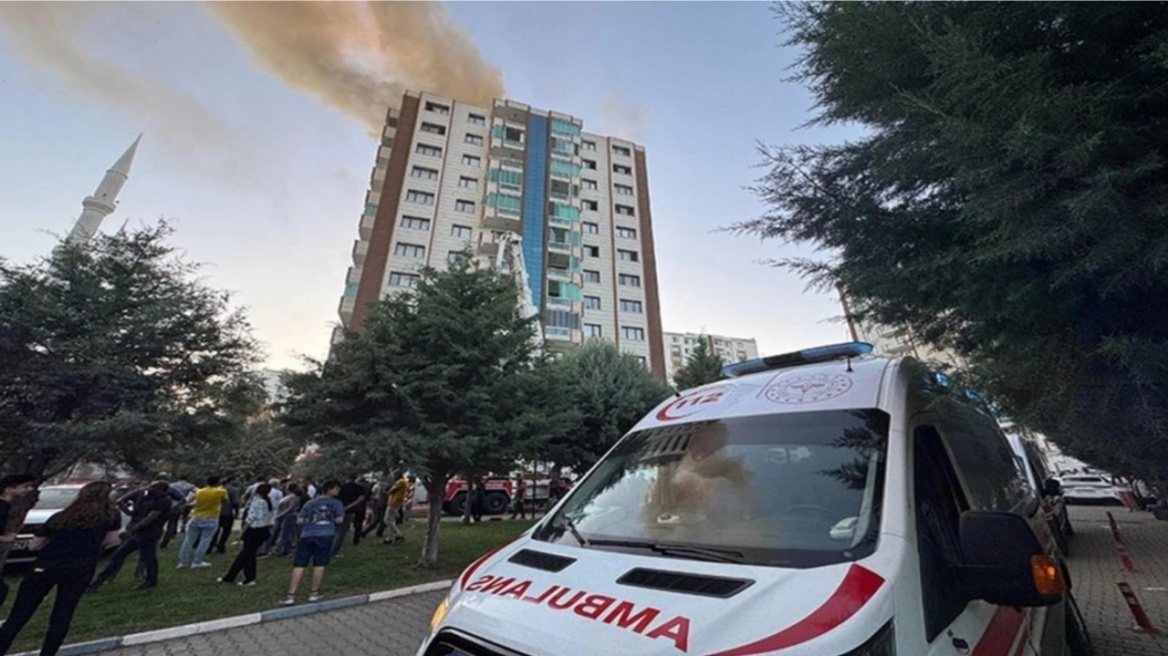Γυναίκα και τρία παιδιά έχασαν τη ζωή τους στην Τουρκία εξαιτίας πυρκαγιάς σε πολυκατοικία 13 ορόφων - Δείτε βίντεο