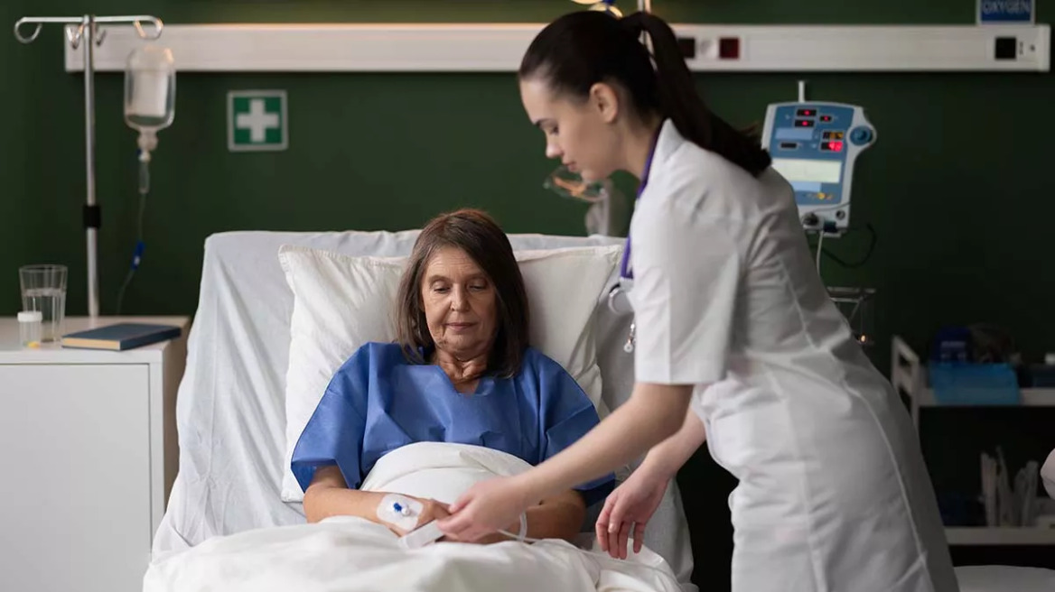 Τι δίνει ο ΕΟΠΥΥ για τις αποκλειστικές νοσοκόμες – Οι 4 προϋποθέσεις
