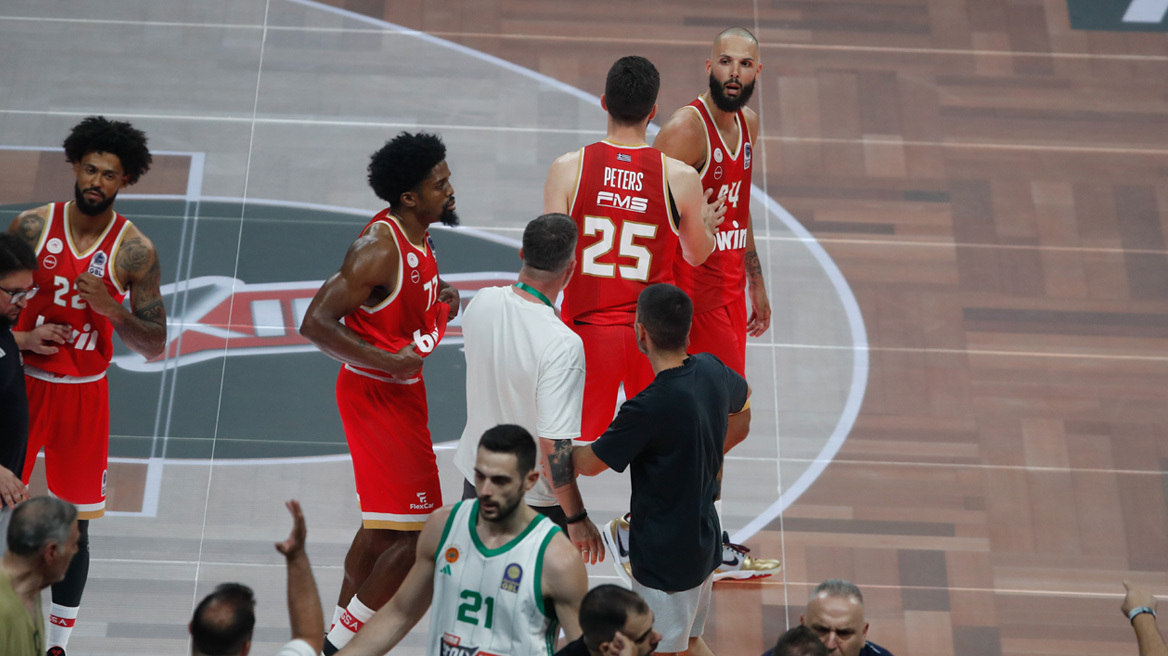 Παναθηναϊκός-Ολυμπιακός: Άσεμνη χειρονομία του Φουρνιέ στους οπαδούς του Παναθηναϊκού και αποβολή του Γάλλου
