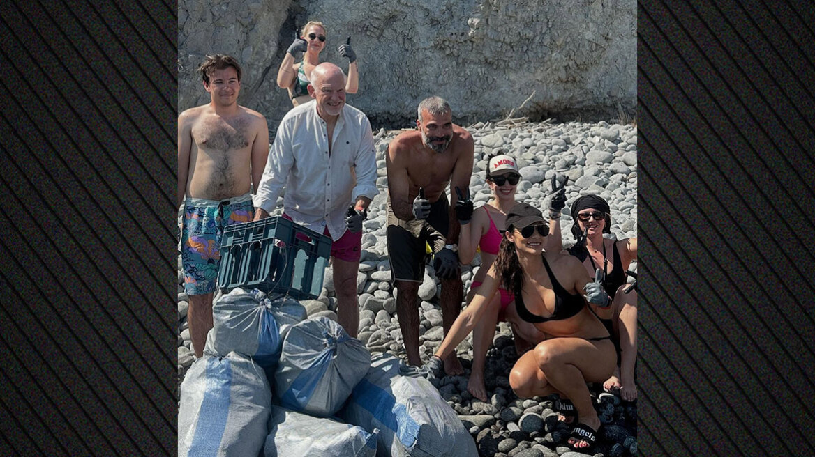 Ο Παπανδρέου πήγε σε παραλία της Αίγινας και μάζεψε σκουπίδια
