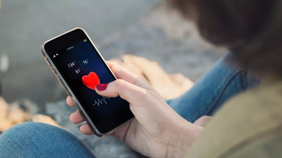 Το smartphone κλέβει διαρκώς την προσοχή σας; Δείτε τι σημαίνει αυτό για το σώμα σας
