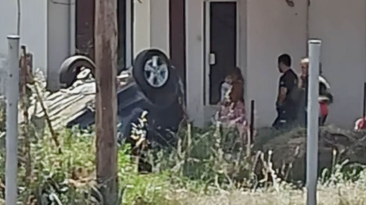 Δυτική Αχαΐα: Αυτοκίνητο εξετράπη της πορείας του και κατέληξε σε αυλή σπιτιού - Δείτε φωτογραφίες
