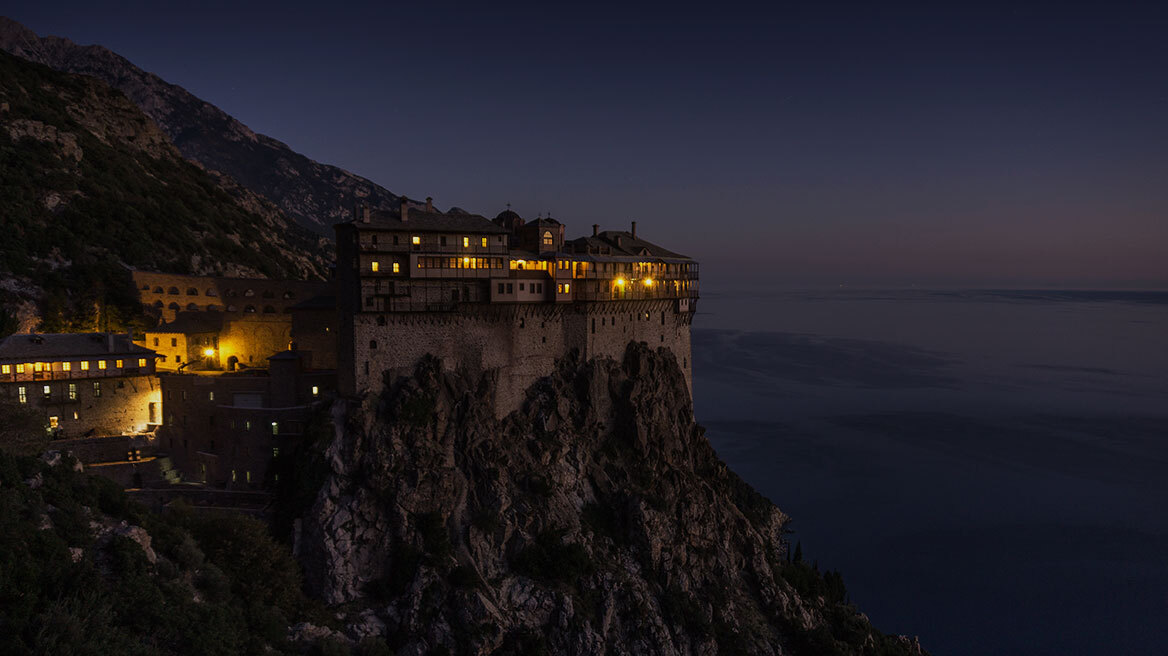 Νύχτα αγωνίας στο Άγιο Όρος μετά τα 5,3 Ρίχτερ - 6ωρες προσευχές και αγρυπνία από μοναχούς στις Μονές - Σε επιφυλακή ΕΜΑΚ και ΕΜΟΔΕ