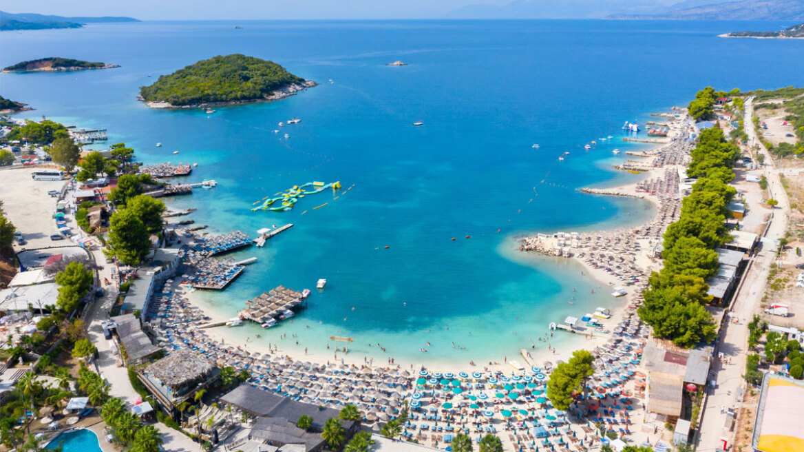 Η «αλβανική Ριβιέρα» που ετοιμάζει ο γαμπρός του Τραμπ – Το νέο αεροδρόμιο απογειώνει τον τουρισμό