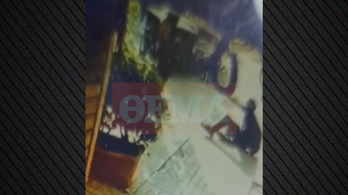 Ο 37χρονος που ξυλοκόπησε γυναίκα στα Εξάρχεια, έδειρε και άντρα στην Αλεξάνδρας - Δείτε τη στιγμή της επίθεσης