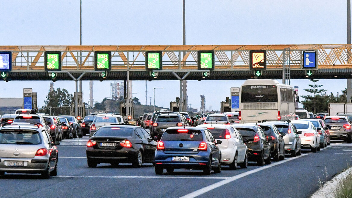 Αγίου Πνεύματος: Καθυστερήσεις σε Ελευσίνα και Μέγαρα, ομαλοποιήθηκε η κίνηση στην Αττική Οδό- Έφυγαν 99.000 οχήματα