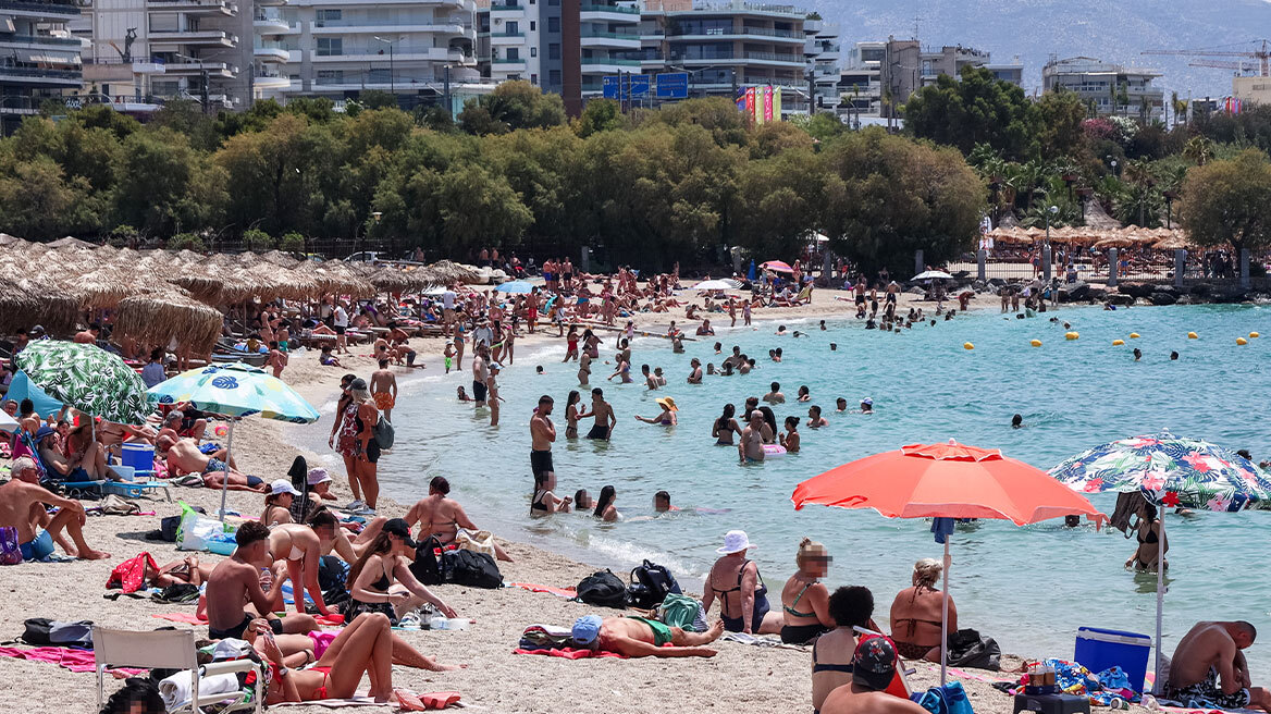 Βουλιάζουν από κόσμο οι παραλίες της Αττικής, δείτε φωτογραφίες 
