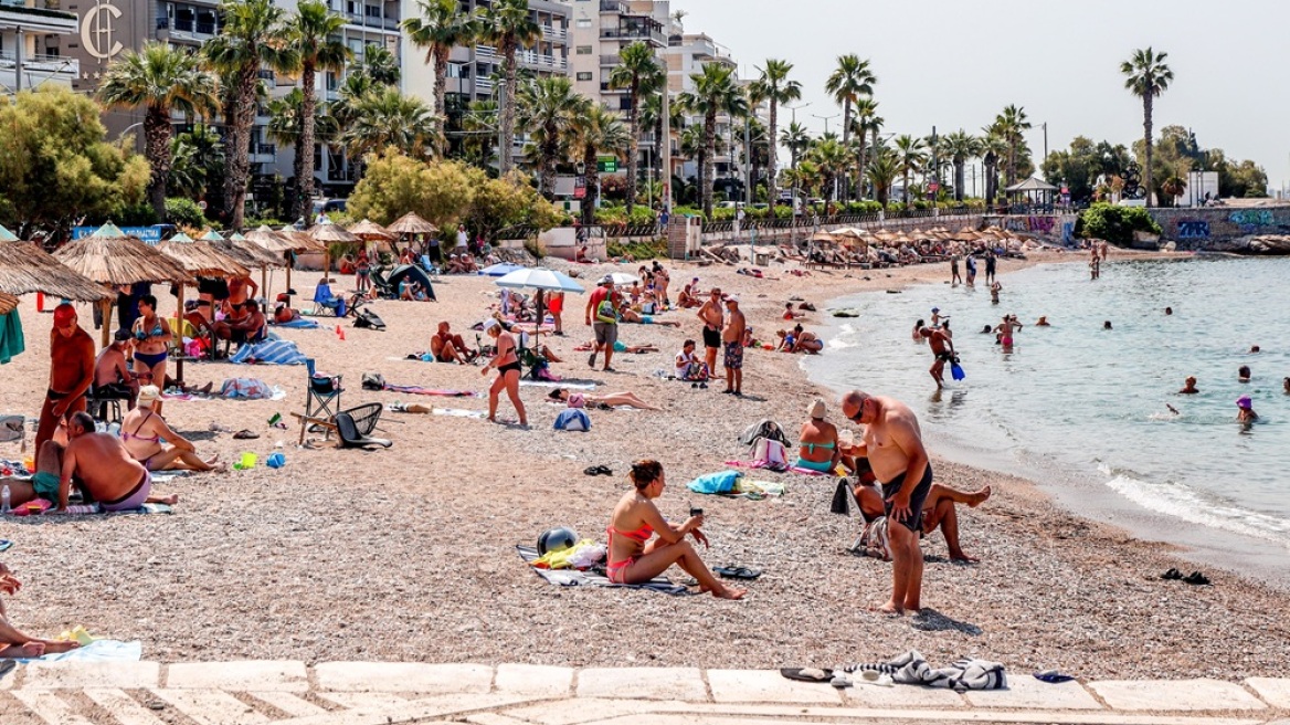 Στις παραλίες της Αττικής κόσμος που δεν έφυγε για το τριήμερο του Αγίου Πνεύματος - Δείτε βίντεο και φωτογραφίες