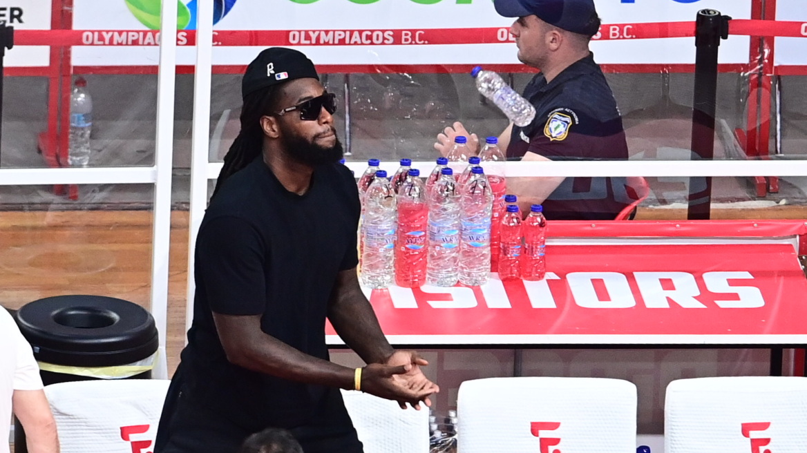 Ολυμπιακός - Παναθηναϊκός: Αποβλήθηκε και αποχώρησε κάνοντας άσεμνη χειρονομία προς τους οπαδούς του Ολυμπιακού ο Λεσόρ 