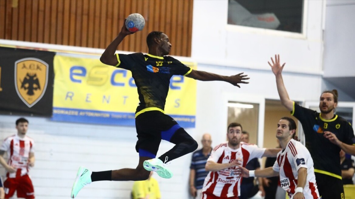 ΑΕΚ - Ολυμπιακός 36-30: Έμεινε ζωντανή και έστειλε τη σειρά των τελικών του χάντμπολ ανδρών σε 4ο παιχνίδι - Βίντεο 