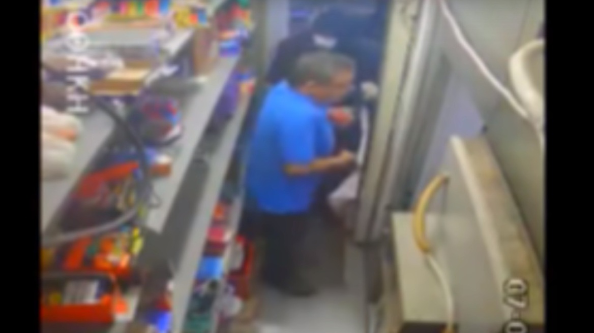 Βίντεο: Ληστές μπουκάρουν με την απειλή όπλου σε περίπτερο στην Ηλιούπολη