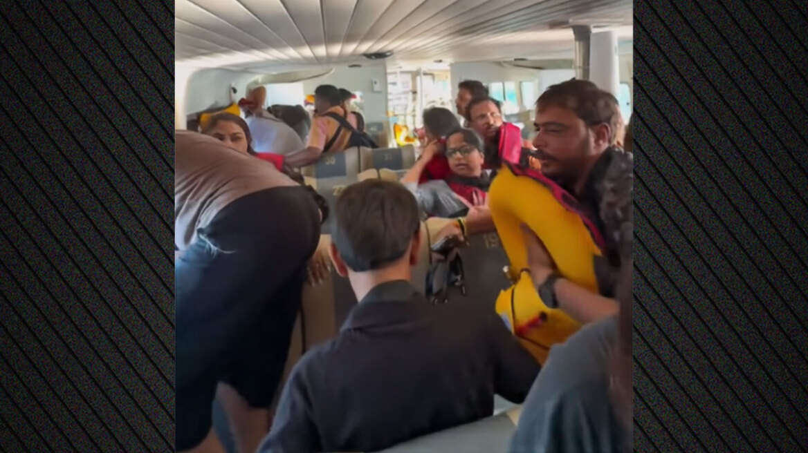 Δραματικό βίντεο από βύθιση σκάφους με τουρίστες στο Μπαλί - Έσπασαν τα παράθυρα, βούτηξαν στο νερό για να σωθούν