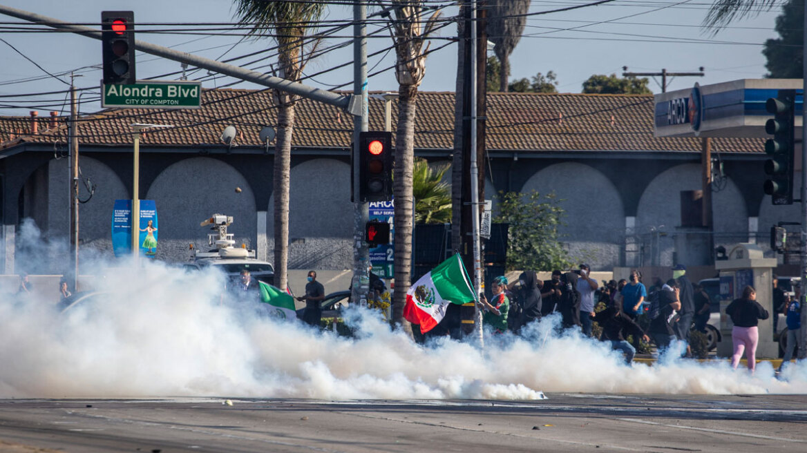 Ταραχές στο Λος Άντζελες: Ο Τραμπ στέλνει 2.000  μέλη της Εθνοφρουράς μετά τις βίαιες διαδηλώσεις για συλλήψεις παράνομων μεταναστών