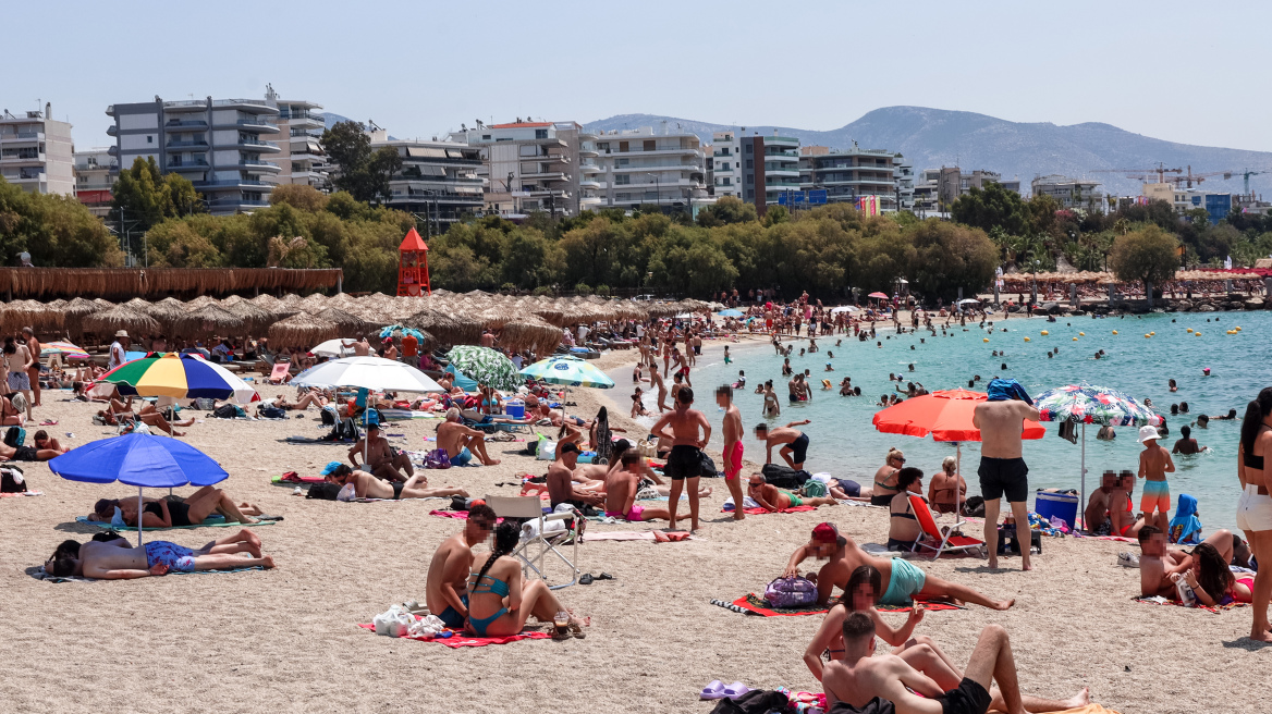 Το αδιαχώρητο στις παραλίες της Αττικής - Χιλιάδες λουόμενοι «βούλιαξαν» Ανάβυσσο, Σαρωνίδα και Λαγονήσι - Δείτε βίντεο
