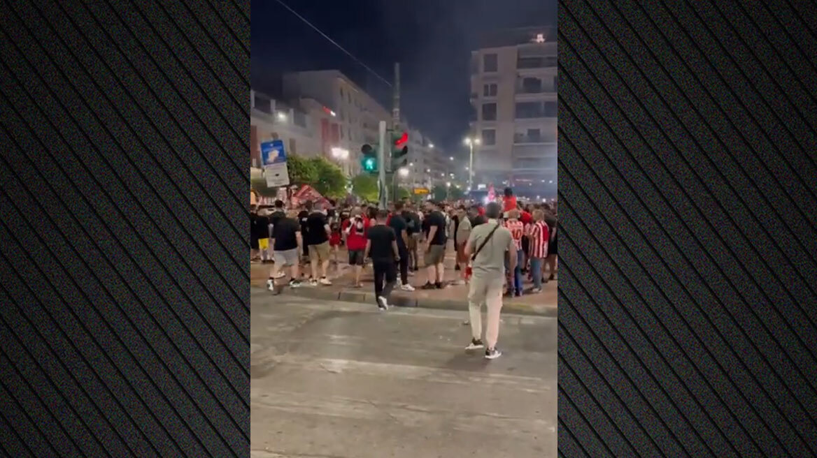  Κάηκε ο Πειραιάς με το 15ο πρωτάθλημα του Ολυμπιακού στο μπάσκετ - Δείτε βίντεο 