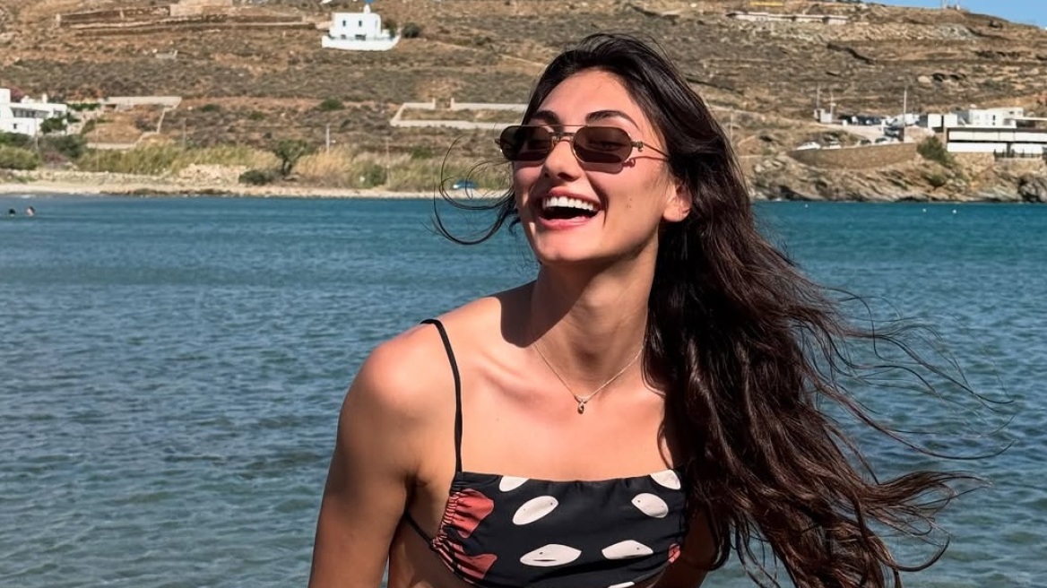 Η Ευαγγελία Πλατανιώτη απολαμβάνει τις βουτιές στην Τήνο - «Πρωταθλήτρια κόσμου σε... όλα» της γράφουν
