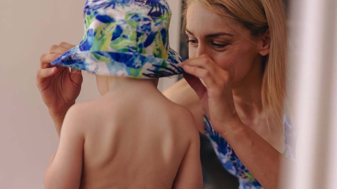 Γιούλικα Σκαφιδά: Παιχνίδι στην παραλία με τον γιο της με matchy matchy μαγιό (φωτογραφίες)