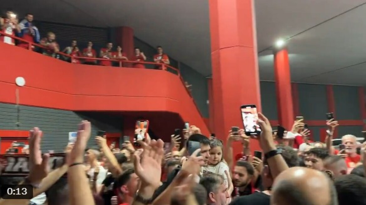 Ολυμπιακός: Με την κορούλα του αγκαλιά έφυγε από το ΣΕΦ ο αρχηγός Κώστας Παπανικολάου  -  Βίντεο