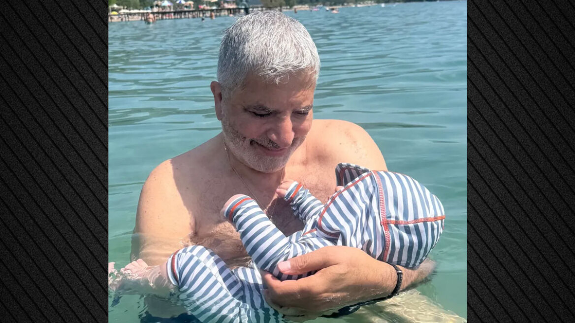 Γιώργος Πατούλης: Το πρώτο μπάνιο στη θάλασσα για τον 4 μηνών γιο του, δείτε φωτογραφία