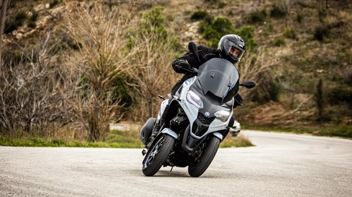 Δοκιμάζουμε το νέο Piaggio MP3 310 Sport - Πόσο κοστίζει στην Ελλάδα;

